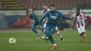 AC Milan yang mendapatkan hadiah penalti, menyusul pelanggaran yang dilakukan Radovan Pankov. Theo Hernandes sukses menaklukkan kiper Crvena Zvezda, Milan Borjan. (Foto: AP/Darko Vojinovic)