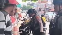 Tim Patroli Perintis Presisi Polres Metro Depok saat memeriksa sejumlah debt collector yang beroperasi di wilayah Depok. (Istimewa)