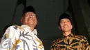 Presiden Jokowi berpose bersama Plt. Ketua KPK Taufiqurachman Ruki saat tiba di Gedung KPK , Jakarta, Kamis (9/7/2015). Presiden, Wapres dan sejumlah pejabat negara menghadiri acara buka puasa bersama yang digelar KPK. (Liputan6.com/Helmi Afandi)