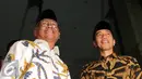 Presiden Jokowi berpose bersama Plt. Ketua KPK Taufiqurachman Ruki saat tiba di Gedung KPK , Jakarta, Kamis (9/7/2015). Presiden, Wapres dan sejumlah pejabat negara menghadiri acara buka puasa bersama yang digelar KPK. (Liputan6.com/Helmi Afandi)