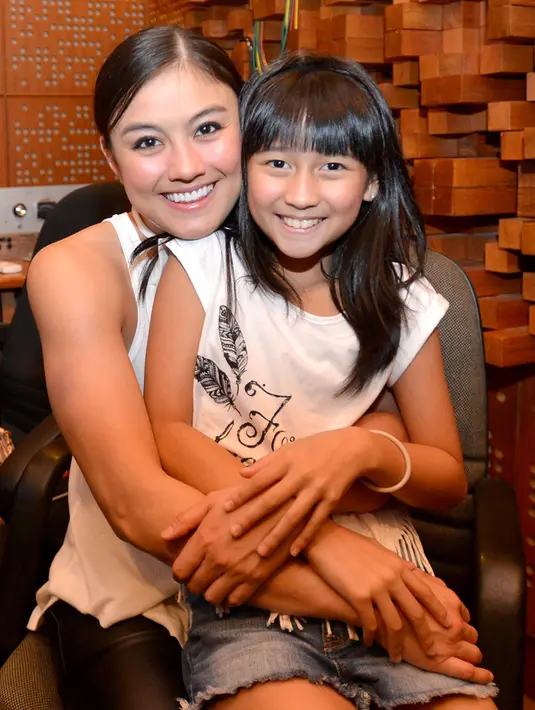 Agnez Mo dan Chloe Xaviera saat rekaman lagu di Studio Backbeat Cipete Jakarta pada tahun 2015 (KapanLagi/Bambang)