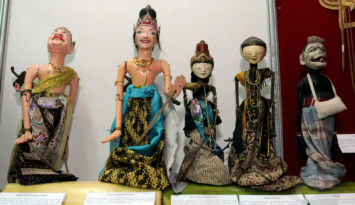 Wayang golek sejumlah tokoh kerajaan pada masa silam dipamerkan dalam festival Wayang Goes To Campus 2014 di Balairung Universitas Indonesia, Depok, (24/9/2014). (Liputan6.com/Helmi Fithriansyah)