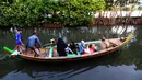 Perahu wisatawan melewati hutan mangrove di Sungai Rindu, Desa Hurip Jaya, Babelan, Bekasi, Jumat (7/6/2019). Dengan membayar perahu Rp 10 ribu per orang, wisatawan sudah bisa berkeliling sambil menikmati kopi dalam hutan mangrove. (merdeka.com/Arie Basuki)