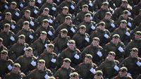 Tentara Rusia berbaris menuju Lapangan Merah (Red Square) untuk menghadiri gladi bersih parade militer Hari Kemenangan di Moskow, Rusia, Minggu (7/5/2023). Parade akan berlangsung di Lapangan Merah Moskow pada 9 Mei untuk merayakan 78 tahun kemenangan dalam Perang Dunia II. (AP Photo)