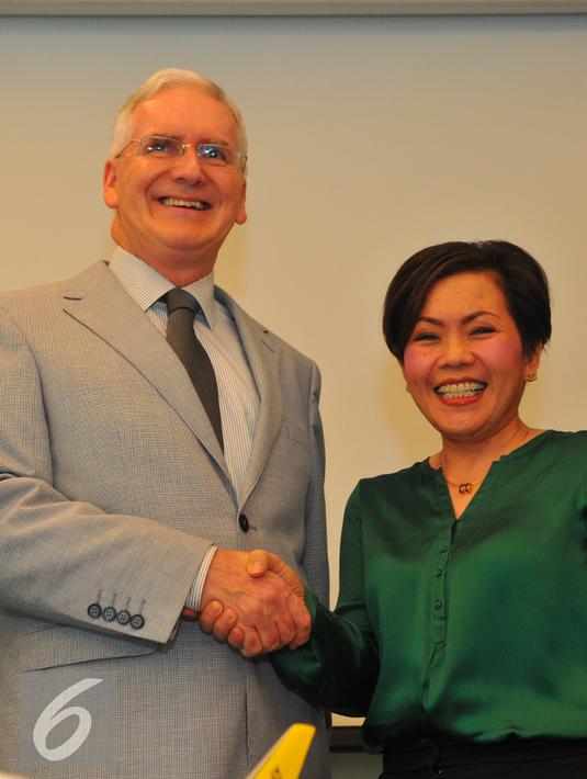 Chairman of Royal Brunei Airlines, Mr. Dermot Mannion (kiri) dan Managing Director Indosiar, Harsiwi Achmad usai penandatangan kerjasama antara Indosiar dengan Royal Brunei Airlines, Jakarta, Senin (16/11/2015). (Liputan6.com/Faisal R Syam)