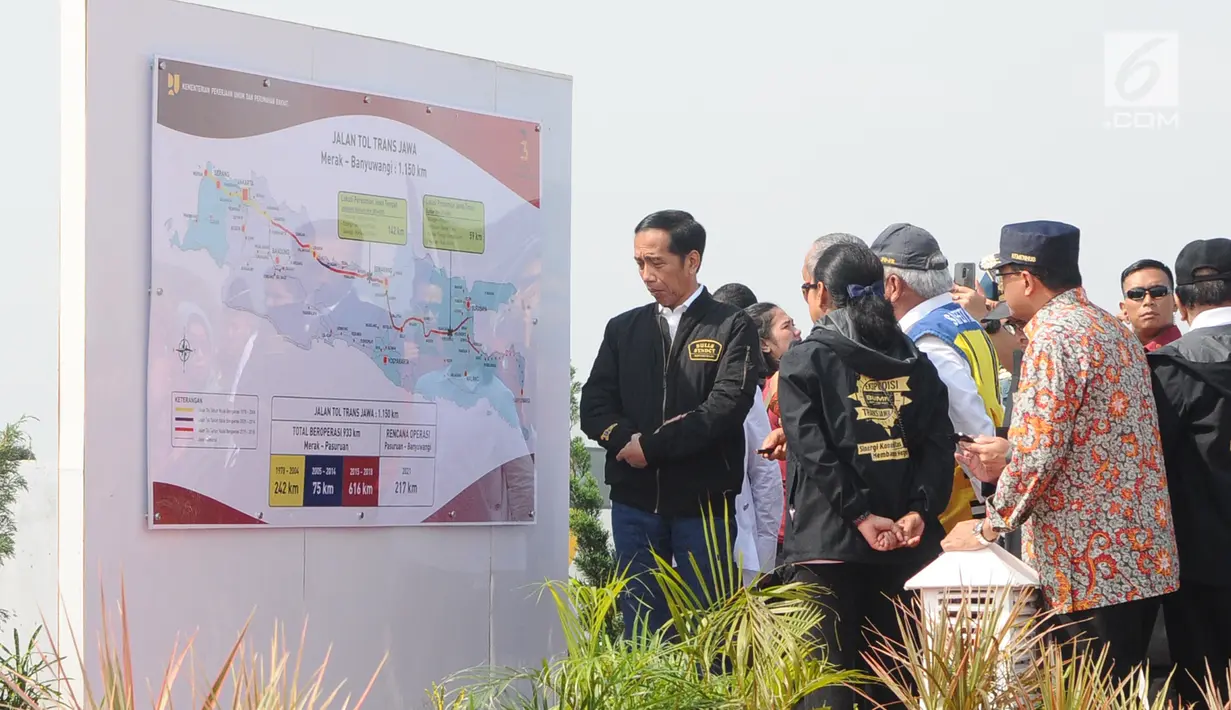 Presiden Joko Widodo (Jokowi) mengamati peta jalan tol disela peresmian empat ruas tol di Jawa Timur, Kamis (20/12). Empat ruas jalan tol itu antara lain Wilangan-Kertosono, Bandar-Kertosono , Porong-Gempol dan Pasuruan-Grati. (Liputan6.com/Angga Yuniar)