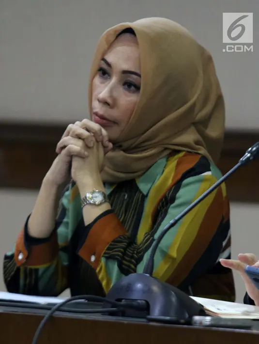 Terdakwa dugaan suap terhadap mantan anggota DPR dari Fraksi Golkar Bowo Sidik Pangarso terkait kerja sama bidang pelayaran, Asty Winasti saat sidang lanjutan di Pengadilan Tipikor, Jakarta, Rabu (31/7/2019). Sidang mendengar keterangan saksi ahli dan terdakwa. (Liputan6.com/Helmi Fithriansyah)