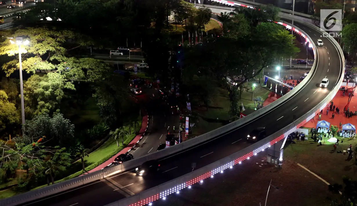 Lampu pemandangan Simpang Susun Semanggi menyala pada malam hari ketika diresmikan Presiden Joko Widodo bertepatan dengan Hari Ulang Tahun ke-72 Kemerdekaan Republik Indonesia (17/08) (Liputan6.com/Johan Tallo)