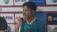 Kiper Timnas Indonesia U-16, Andrika Fathir dalam sesi konferensi pers selepas pertandingan melawan Myanmar, Rabu (10/8/2022). (Bola.com/Hery Kurniawan)