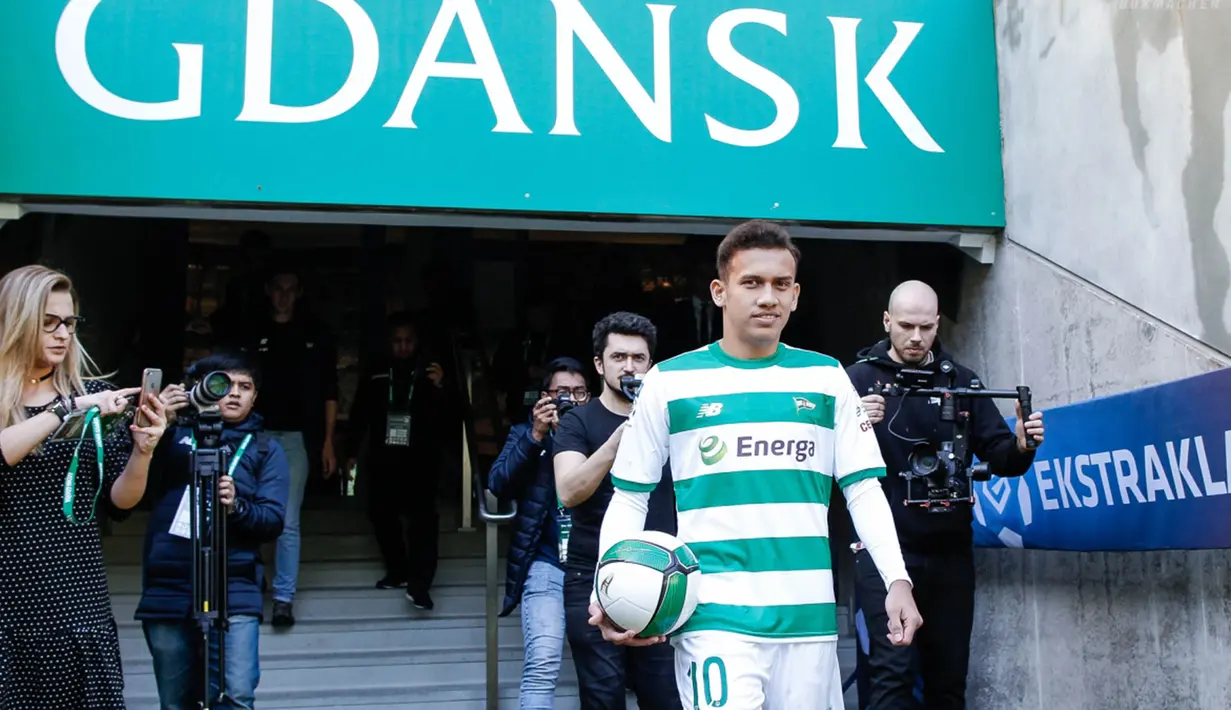 Pesepak bola Indonesia, Egy Maulana memasuki stadion saat diperkenalkan sebagai pemain baru Lechia Gdansk di Stadion Energa Gdańsk, Polandia, Minggu (11/3/2018). Dirinya dikontrak Lechia Gdansk selama tiga musim. (Lechia Gdansk)