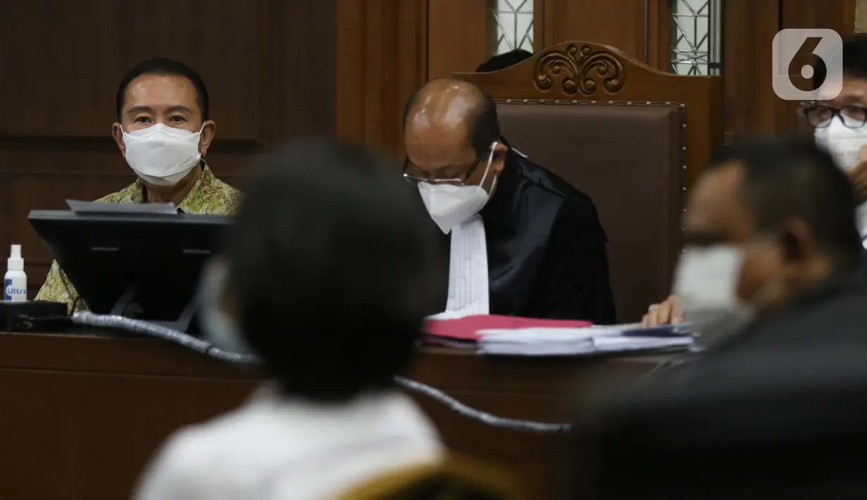 Terdakwa suap penghapusan nama terpidana perkara pengalihan hak tagih atau cessie Bank Bali dari daftar red notice Polri, Djoko S Tjandra (kiri) saat menjalani sidang lanjutan di Pengadilan Tipikor Jakarta, Kamis (19/11/2020). Sidang mendengar keterangan saksi. (Liputan6.com/Helmi Fithriansyah)