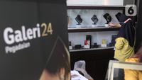 Pekerja merapikan emas di galeri 24 Pegadaian, Tangerang, Selasa (7/7/2020). Harga emas Pegadaian khusus batangan 1 gram cetakan Antam hari ini naik Rp 4.000 atau 0,42% ke level Rp 950.000/gram dari harga hari sebelumnya. (Liputan6.com/Angga Yuniar)