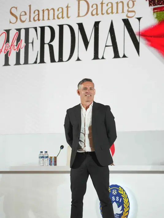 Untuk tahap awal, John Herdman akan menukangi Tomnas Indonesia hingga 2027, dengan potensi penambahan hingga 2029. Tampak dalam foto, pelatih kepala tim nasional sepak bola Indonesia yang baru, John Herdman saat diperkenalkan dalam konferensi pers di Jakarta, Selasa 13 Januari 2026. (AP Photo/Achmad Ibrahim)