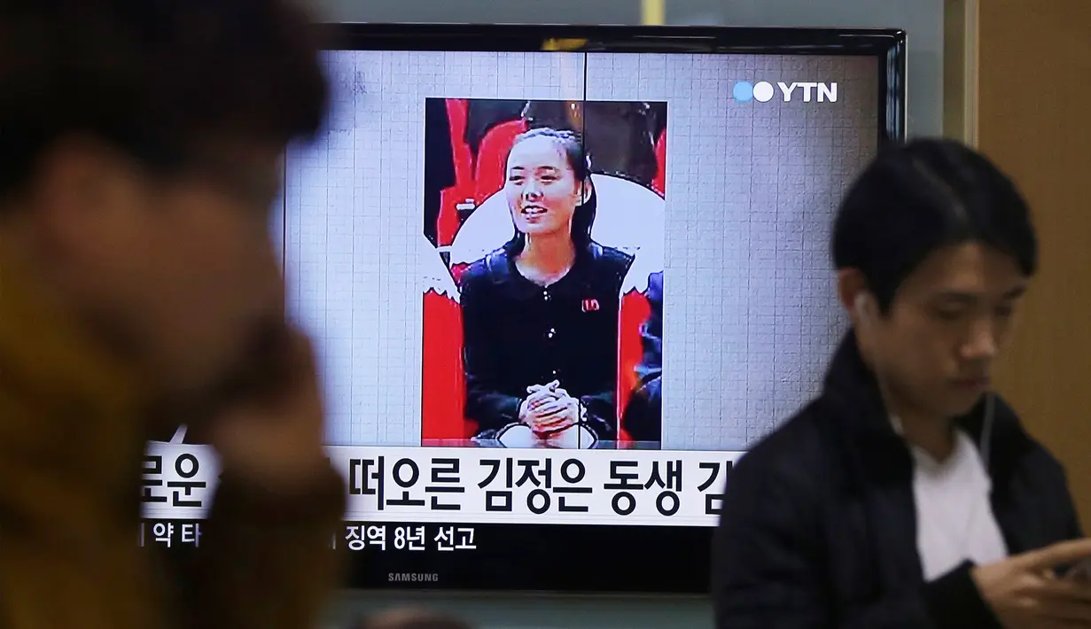 Kim Yo-Jong dalam sebuah tayangan berita di Stasiun Kereta Seoul, Korea Selatan 27 November 2014. Promosi Kim Yo-jong mengindikasikan bahwa Kim Yo-jong menggeser posisi bibinya, Kim Kyong-hui, sebagai pembuat keputusan kunci.  (AP/Ahn Young-joon)