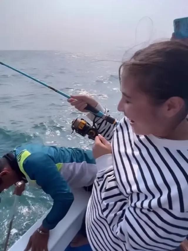 Prilly Latuconsina mancing ikan (Instagram/prillylatuconsina96)