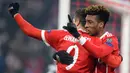 Pemain Bayern Munchen, Kingsley Coman, merayakan gol yang dicetak Robert Lewandowski ke gawang Besiktas pada laga Liga Champions di Stadion Allianz Arena, Munchen, Selasa (20/2/2018). Munchen menang 5-0 atas Besiktas. (AFP/Mattias Balk)