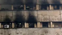 Asap hitam pekat terlihat dari gedung pencakar langit tertua Iran, gedung Plasco berlantai 15, di pusat kota Teheran, Kamis (19/1). Gedung yang dibangun di awal era 1960-an itu terbakar hingga runtuh. (AP Photo/Vahid Salemi)