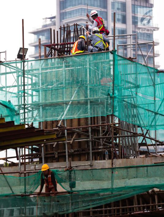 Pekerja melakukan pembangunan proyek LRT Kuningan di Jakarta, Sabtu (1/12). Badan Pusat Statistik mencatat pekerja informal turun sebesar 0,19 persen poin dibanding Agustus 2017. (Liputan6.com/Faizal Fanani)