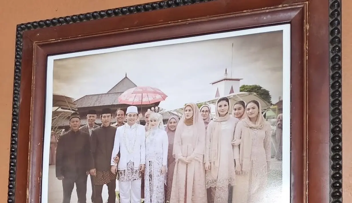 Di film tersebut, Wulan pun tampil mengenakan kerudung coklat dipadukan selendang dan kebaya panjang brokat.  [@wulanguritno]