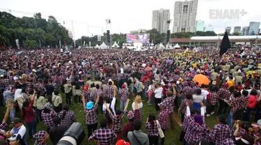 Ribuan pendukung Ahok-Djarot membanjiri kawasan Senayan, Jakarta. Dalam kampanye yang bertajuk Konser Gue 2 itu dimeriahkan sejumlah artis top Indonesia