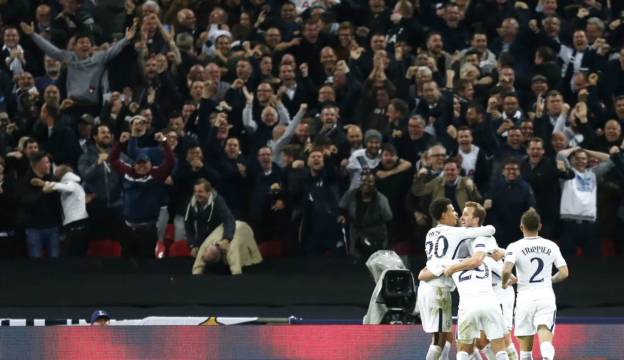 Para pemain Tottenham Hotspur merayakan gol yang dicetak oleh Christian Eriksen ke gawang Real Madrid pada Liga Champions di Stadion Wembley, London, Rabu (1/11/2017). Tottenham Hotspur menang 3-1 atas Real Madrid. (AFP/Ian Kington)