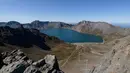 Gambar pada 11 September 2019 memperlihatkan danau Chonji atau 'Heaven lake' saat mengunjungi kawasan Gunung Paektu di Samjiyon, Korea Utara. Panorama 'Heaven lake terlihat cantik, dengan pegunungan yang mengelilingi Danau Surga tersebut . (Photo by Ed JONES / AFP)