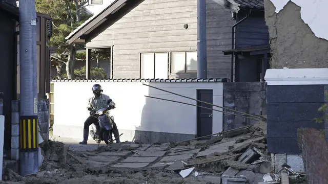Gempa Besar di Jepang Picu Tsunami
