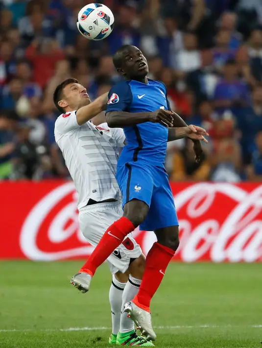 Gelandang Prancis, N'golo Kante (kanan) berebut bola udara dengan gelandang Albania, Ledian Memushaj pada pertandingan Grup A Piala Eropa 2016 Stade Velodrome, Prancis, Kamis (16/6). Prancis menang atas Albania dengan skor 2-0. (REUTERS/Yves Herman)