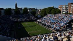 Petenis Argentina, Diego Schwartzman berusaha mengembalikan bola menuju petenis Inggris, Jack Draper saat putaran 8 pertandingan tenis tunggal putra pada hari keempat turnamen tenis Eastbourne International di Eastbourne, Inggris pada 22 Juni 2022. (AFP/Glyn Kirk)
