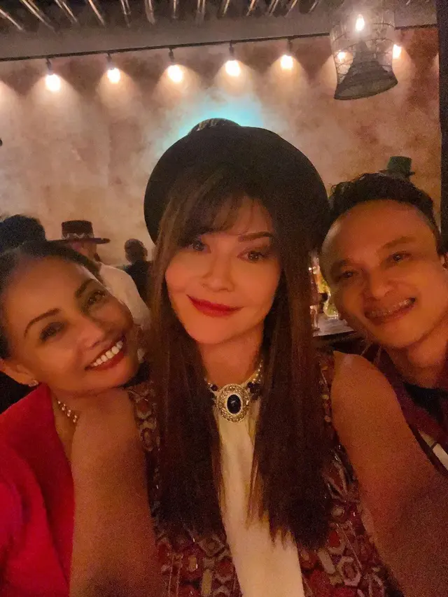 6 Potret Tamara Bleszynski di Ultah Sahabat, Tampil Pede Pakai Stocking Jaring