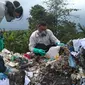Kepala Desa tempat TPS yang menampung limbah medis berbahaya mengklaim limbah tersebut tak mengganggu kesehatan masyarakat sekitarnya. (Liputan6.com/Panji Prayitno)