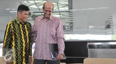 Ketua PPATK M Yusuf (kiri) bersama Dirjen Multilateral Kemenlu Hasan Kleib berbincang usai memberi keterangan terkait penghapusan Indonesia dari status Grey Area oleh FATF di Kantor PPATK Jakarta, Jumat (26/6/2015). (Liputan6.com/Herman Zakharia)