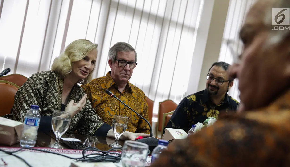 Tamu kehormatan dari AS menemui Utusan Khusus Presiden untuk Dialog dan Kerja Sama Antar-agama dan Peradapan, Din Syamsuddin di Jakarta, Selasa (28/11). Mereka menemui Din dalam rangka mempelajari keragaman di Indonesia. (Liputan6.com/Faizal Fanani)