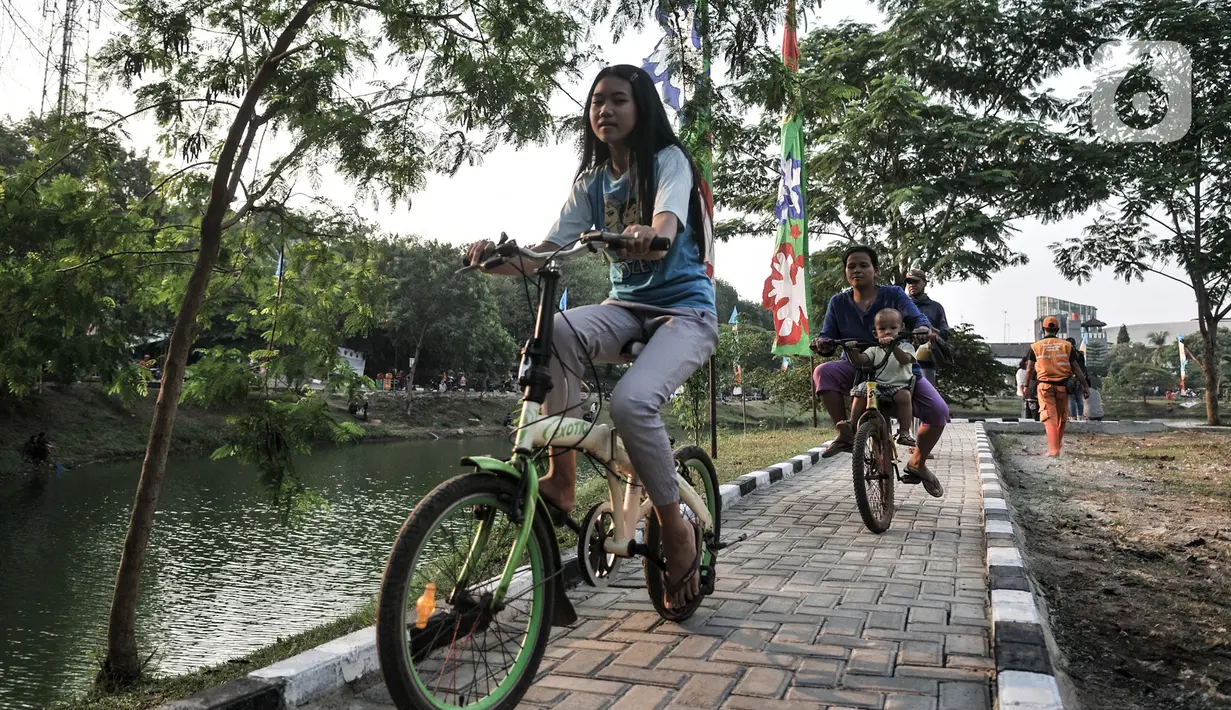 Pesepeda melintasi jogging track di Waduk Setu, Cipayung, Jakarta, Selasa (28/7/2020). Pemerintah Kota (Pemkot) Jakarta Timur akan menjadikan Waduk Setu sebagai pusat ekowisata yang ditargetkan terwujud pada Oktober mendatang. (merdeka.com/Iqbal S. Nugroho)