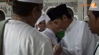 Tarawih Pertama, Jokowi Salat di Masjid Bergang Sempit