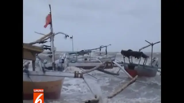 Perahu nelayan di perairan Merauke, Papua, rusak akibat hantaman gelombang tinggi dan angin kencang.
