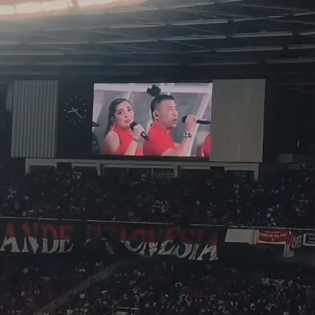 Potret 6 Pasangan Artis Nonton Indonesia Vs Filipina, Kompak Pakai Jersey Merah