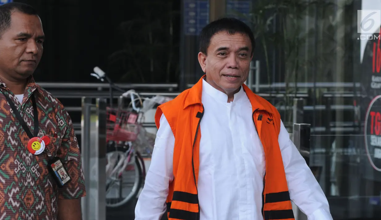 Gubernur Aceh nonaktif Irwandi Yusuf di kawal petugas saat tiba untuk menandatangani surat perpanjangan penahanan di gedung KPK, Jakarta, Jumat (28/9). Irwandi Yusuf diduga menerima suap dana Otsus Provinsi Aceh tahun 2018. (Merdeka.com/Dwi Narwoko)