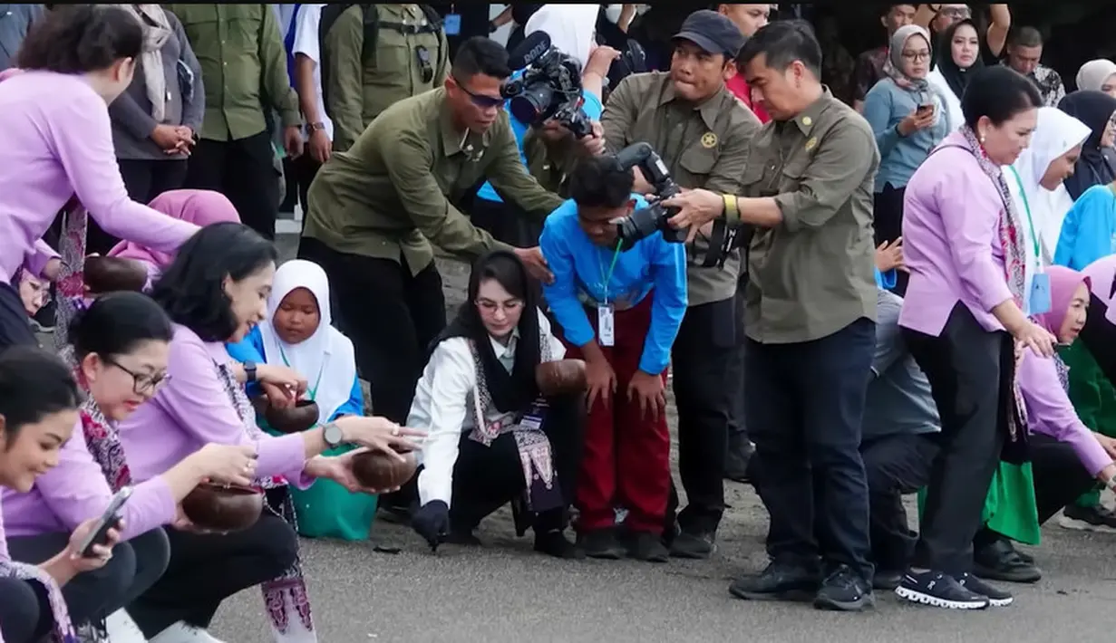"Seharian full agenda kegiatan di Banyuwangi tapi super happy karena sambil disuguhi kecantikan budaya dan juga panorama khas Banyuwangi yang cantik seperti para ibu-ibu kami semua dongs pastinya,"tulis Arumi di akun Instagramnya. [Youtube/Arumi Bachsin]