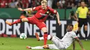 Bek Bayern Munchen, Jerome Boateng, berebut bola dengan gelandang Bayer Leverkusen, Julian Brandt, pada laga DFB Pokal di Stadion BayArena, Selasa (17/4/2018). Bayern Munchen menang 6-2 atas Bayer Leverkusen. (AP/Martin Meissner)