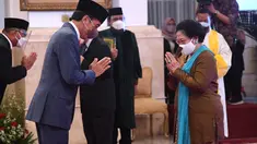 Presiden Joko Widodo memberi selamat kepada Megawati Soekarnoputri usai dilantik di Istana Negara, Jakarta, Rabu (13/10/2021). Presiden kelima RI Megawati Soekarnoputri resmi menjabat sebagai Dewan Pengarah Badan Riset dan Inovasi Nasional (BRIN). (Foto: Lukas– Biro Pers Sekretariat)