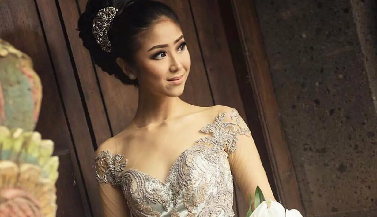 Melalui akun Instagram pribadinya, Putu Ayu Saraswati beberapa kali mengunggah foto saat menggunakan kebaya. Penampilan Puteri Indonesia Lingkungan 2020 saat menggunakan kebaya pun sering kali tuai pujian netizen. (Liputan6.com/IG/@ayusarasw)