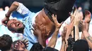 Ekspresi Manajer Manchester City Pep Guardiola saat merayakan gelar juara Liga Inggris di Etihad Stadium (6/5). Manchester City melakukan perayaan tim sebagai juara Liga Inggris 2017-2018 usai bertanding melawan Huddesfiel. (AFP/Paul Ellis)