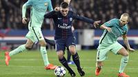 Gelandang PSG, Marco Verratti berusaha membawa bola dari kawalan gelandang Barcelona, Andres Iniesta pada pertandingan babak 16 besar Liga Champions di Parc Des Princes, Paris, (15/2). PSG menang 4-0 atas Barcelona. (AFP Photo / Philipe Lopez)