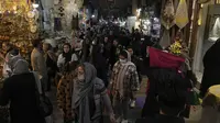 Orang-orang berbelanja di bazaar bersejarah tua Teheran, Iran, Minggu (26/2/2023). Anjloknya mata uang Rial menimbulkan terjadinya antrean panjang warga di kantor-kantor valuta asing yang berupaya mendapatkan mata uang dolar yang semakin langka. (AP Photo/Vahid Salemi)
