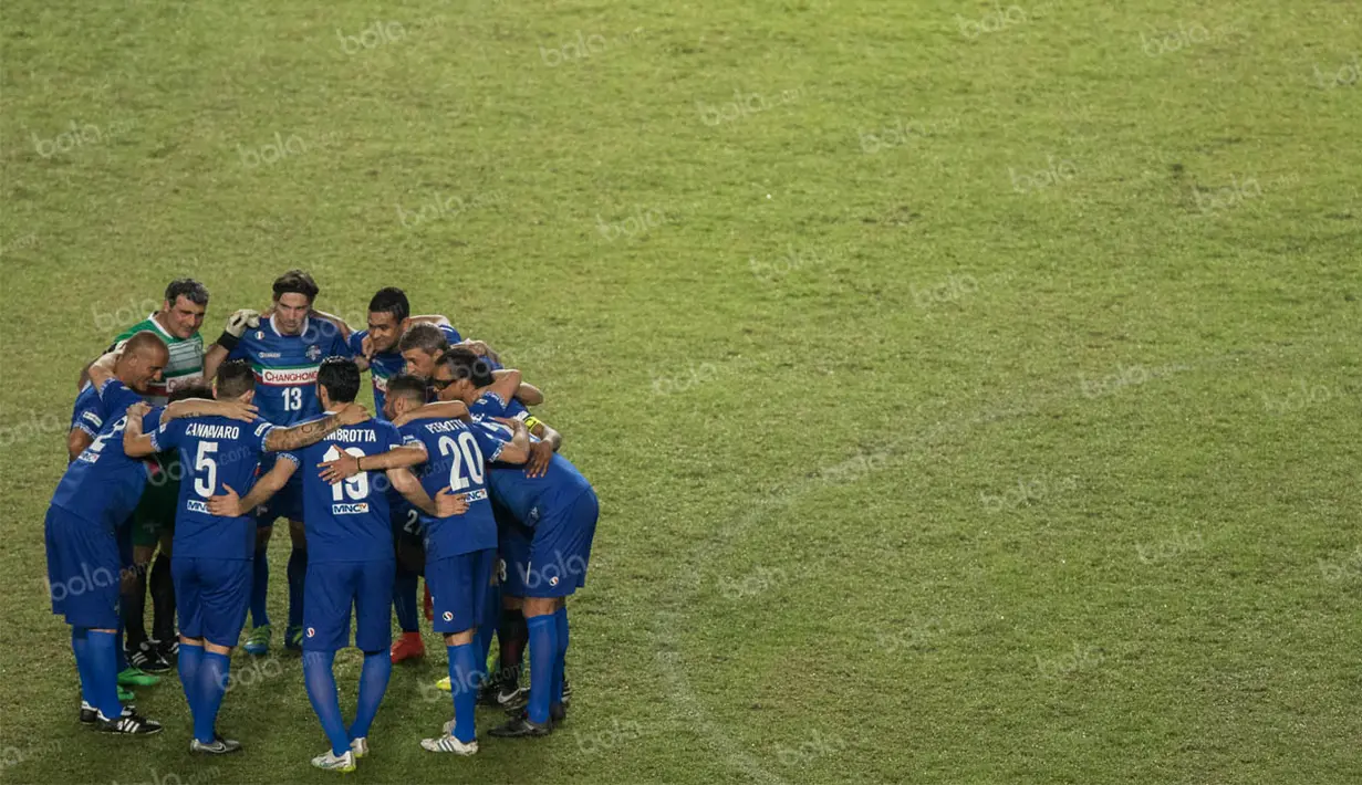 Para pemain Calcio Legend bersiap jelang laga persahabatan melawan Primavera Baretti di SUGBK, Jakarta, Sabtu (21/5/2016). (Bola.com/Vitalis Yogi Trisna)