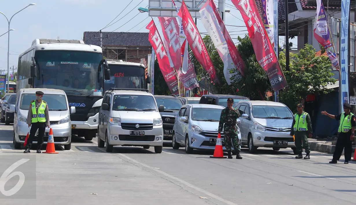 Petugas mengatur arus lalu lintas di jalur alteri Brebes Timur, Jawa Tengah, Senin (4/7). Petugas menambah jangkauan contra flow yang sebelumnya 10 km menjadi 12 km untuk mengurai kemacetan panjang di kawasan tersebut. (Liputan6.com/Angga Yuniar)