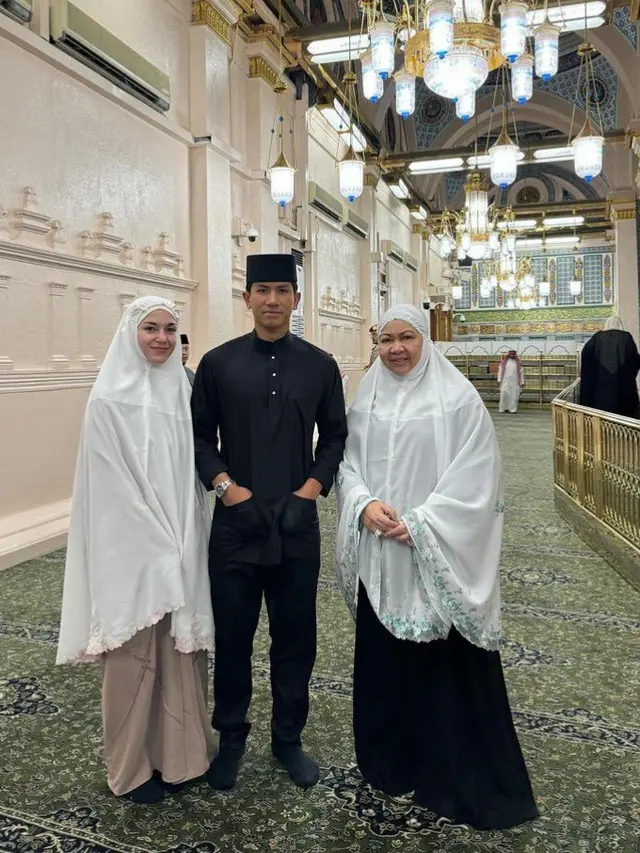 Anisha Rosnah dan Pangeran Mateen saat Umrah di bulan Ramadan. [@tmski]