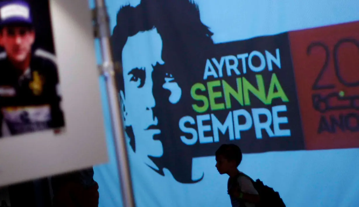 Sebuah pameran untuk mengenang 20 tahun kematian pembalap F1 Ayrton Senna dihelat di Sirkuit Imola, Italia, (1/5/2014). (REUTERS/Alessandro Garofalo)
