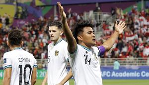 Kapten Timnas Indonesia, Asnawi Mangkualam, mencetak gol ke gawang Timnas Vietnam di Piala Asia 2023. (Bola.com/Dok.AFP/KARIM JAAFAR).